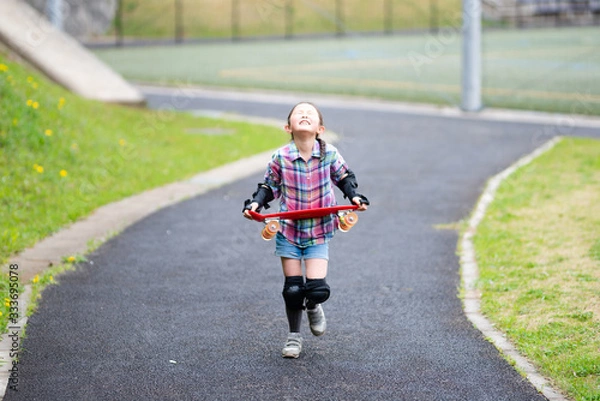 Fototapeta スケートボードを持った女の子