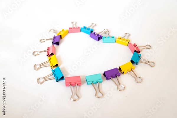 Obraz Сердце из разноцветных зажимов для бумаги