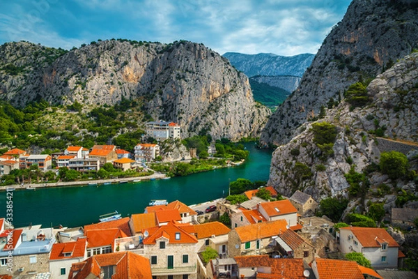 Obraz Ośrodek Omis z rzeką Cetina i kanionem w Dalmacji w Chorwacji