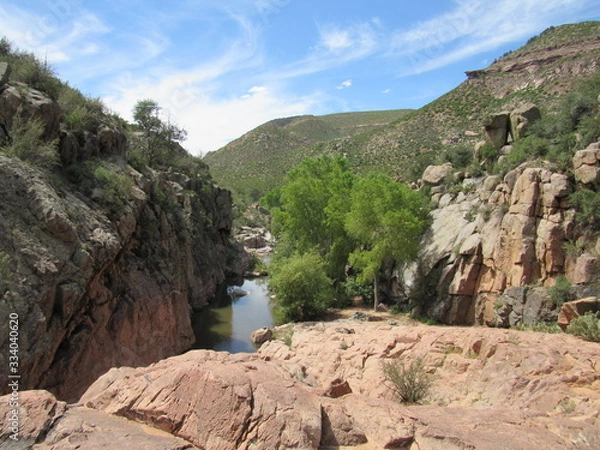 Obraz View over a cliff on the Water Wheel Falls hiking trail in Payson, Arizona, with Ellison Creek running below