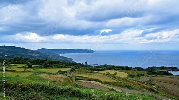 Fototapeta 展望台から見下ろす棚田と日本海の情景＠山口