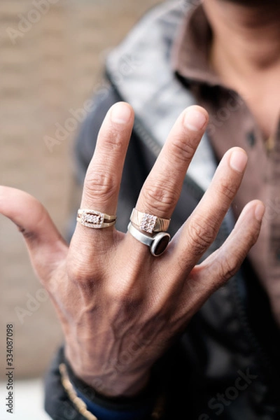 Obraz ダイヤの指輪をはめた男性の手