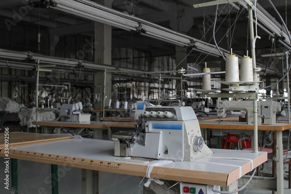 Obraz sewing machine in a large sewing shop