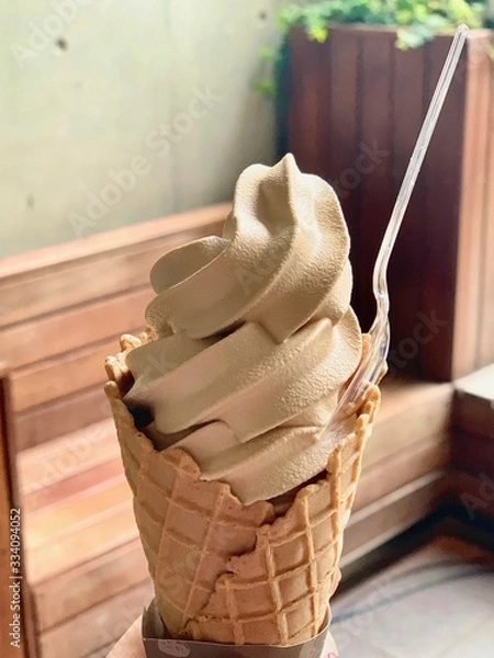 Fototapeta ワッフルコーンに入った茶色いソフトクリーム