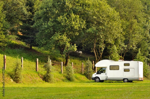 Obraz Camper in sosta su prato di montagna
