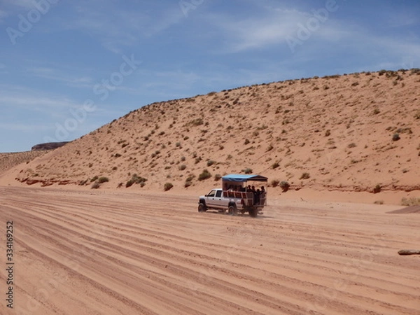 Obraz 砂漠を走る車