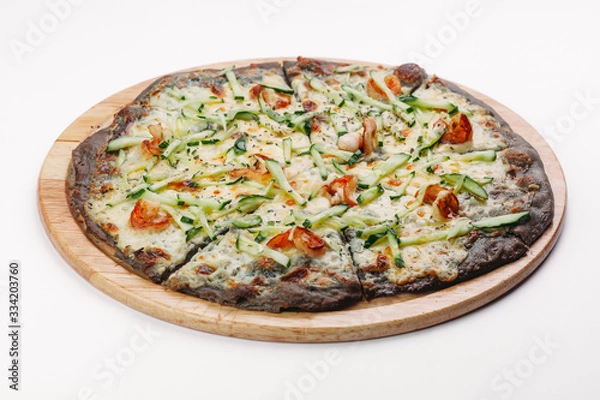 Fototapeta Свежая пицца с помидорами, сыром и грибами на белом фоне крупным планом