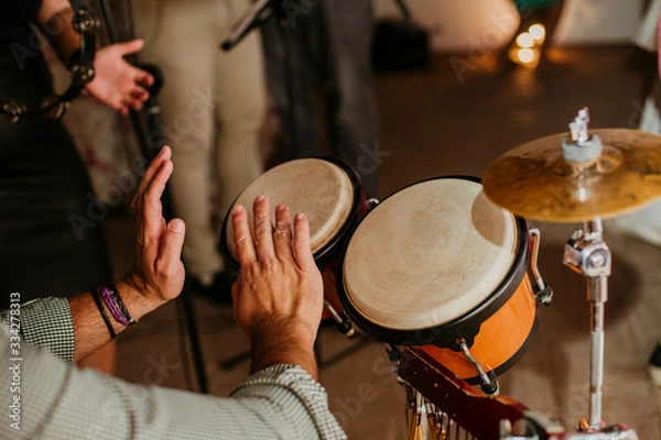 Obraz playing the bongos