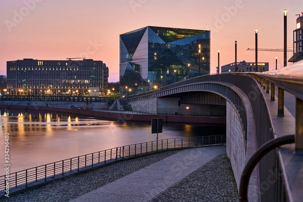 Fototapeta beautiful panoramic view at sunset, Berlin Spreebogen at Hugo-Preuss Bridge with a view of the Cube Berlin and John F. Kennedy House building at the main train station and the river Spree