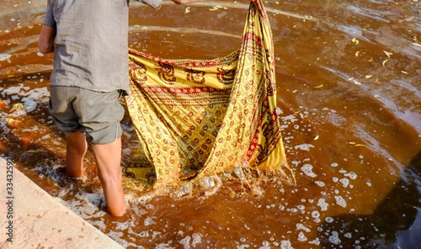 Obraz ブロックプリントで有名なインドのバルメル（barmer）にあるファクトリー。 手彫りの木版を使って布にインクを押し付けていくインドの伝統工芸