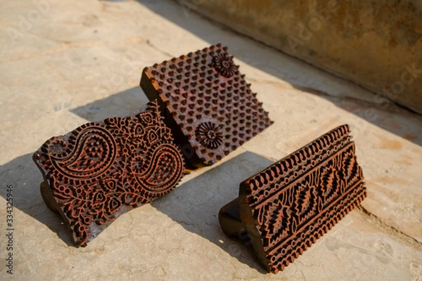 Obraz ブロックプリントで有名なインドのバルメル（barmer）にあるファクトリー。 手彫りの木版を使って布にインクを押し付けていくインドの伝統工芸