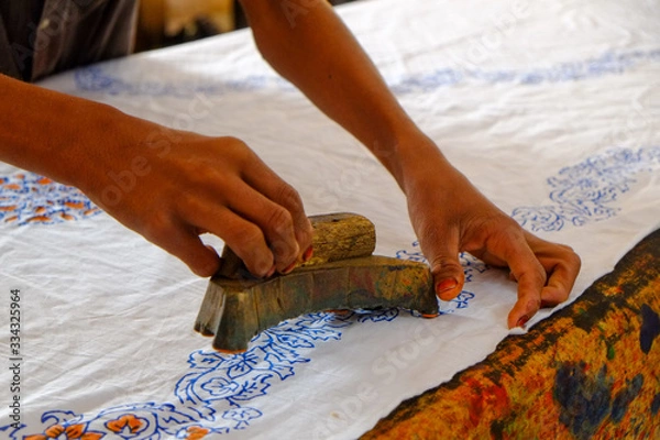 Obraz ブロックプリントで有名なインドのバルメル（barmer）にあるファクトリー。 手彫りの木版を使って布にインクを押し付けていくインドの伝統工芸