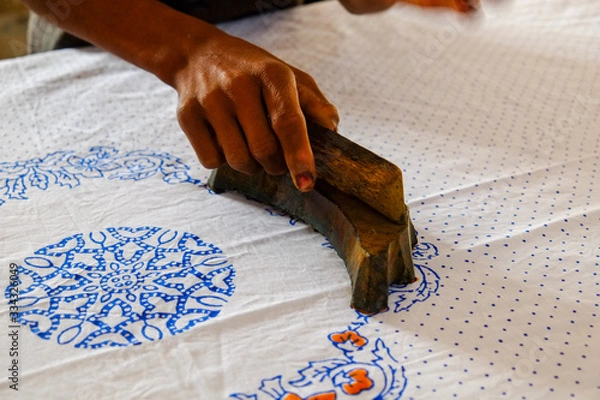 Obraz ブロックプリントで有名なインドのバルメル（barmer）にあるファクトリー。 手彫りの木版を使って布にインクを押し付けていくインドの伝統工芸