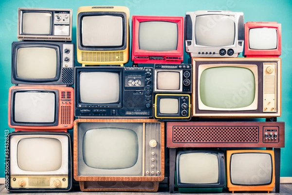 Obraz Zestaw odbiorników telewizyjnych retro z lat 60., 70. i 80. XX wieku, stary drewniany stojak telewizyjny ze wzmacniaczem frontem miętowo-niebieskim tle ściany. Nadawanie, koncepcja wiadomości. Filtrowane zdjęcie w stylu vintage