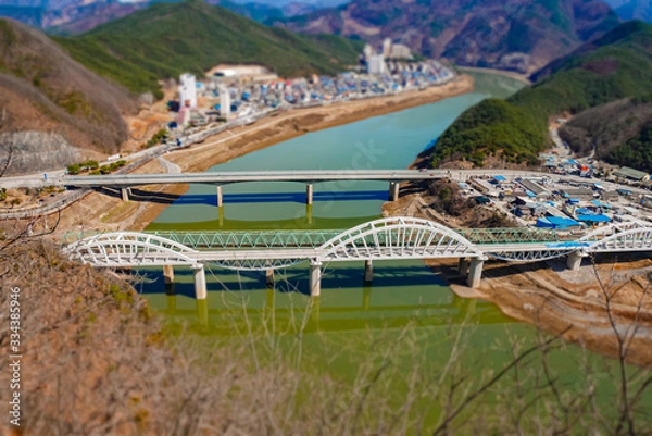 Obraz 산과 강 사이 마을