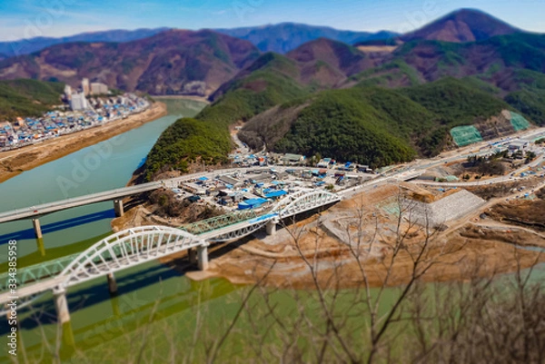 Obraz 산과 강 사이 마을