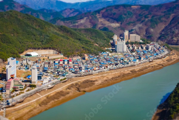 Obraz 산과 강 사이 마을