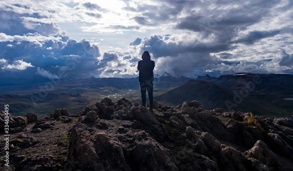 Fototapeta man looking at the mountains