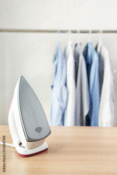 Obraz 셔츠의 주름을 펴는 다리미와 다리미 판