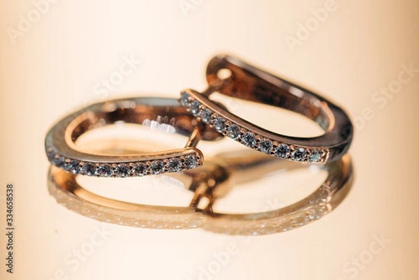 Fototapeta goldene Diamant-Ohrringe Creolen