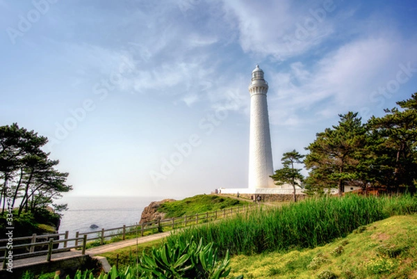 Fototapeta 断崖にそびえ立つ灯台