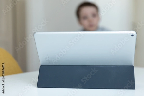 Obraz dziecko oglądające bajki na tablecie 