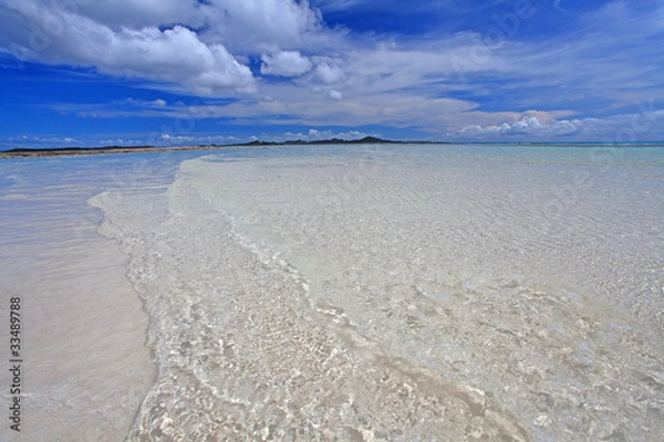 Fototapeta 真っ白い砂浜に打ち寄せる透明な波
