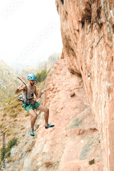 Fototapeta Escalador cayendo de una vía 
