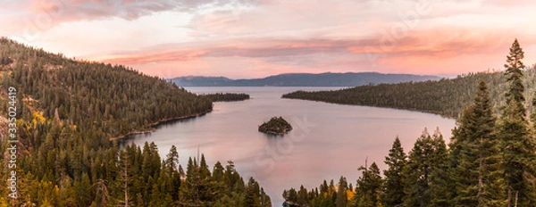 Fototapeta Panoramic sunset view over Fannette Island at Emerald Bay in Lake Tahoe