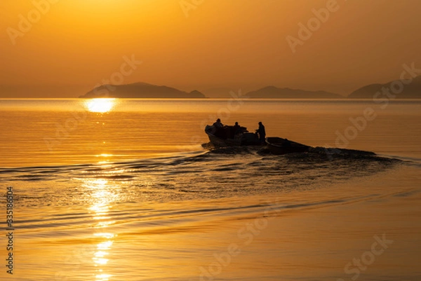 Obraz オレンジ色に輝く琵琶湖と漁船