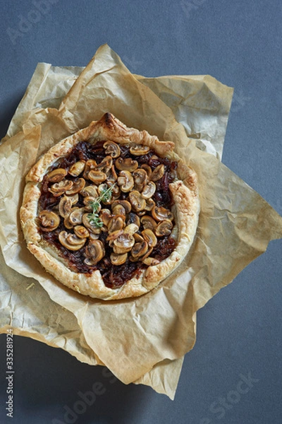 Obraz Caramelised onion and mushroom galette
