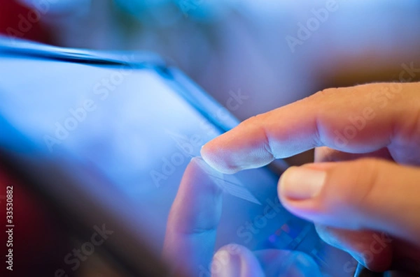 Obraz Zbliżenie na palec mans dotykający ekranu cyfrowego tabletu