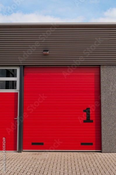 Obraz czerwone drzwi do przechowywania