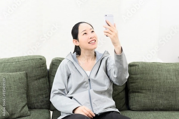 Fototapeta スマホを操作する女性