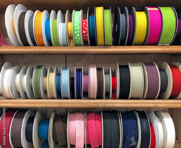 Obraz 棚に並んだ色々なデザインのリボン