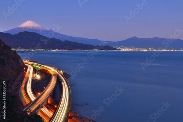 Fototapeta 冬の富士山　夜景　薩埵峠より
