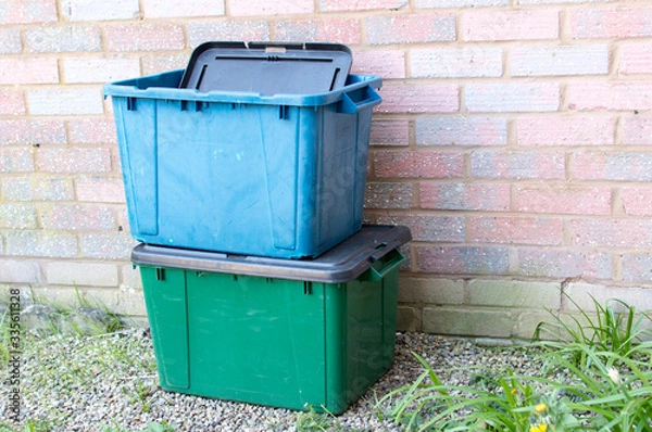 Fototapeta Zielono-niebieskie pudełko do recyklingu na zewnątrz nieruchomości w Wielkiej Brytanii