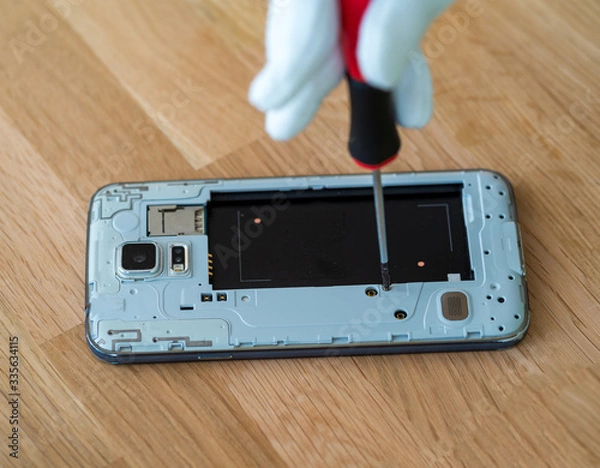 Obraz Ein Smartphone wird zerlegt und repariert