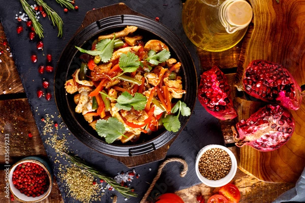 Obraz Stir fry chicken, sweet peppers and green beans.