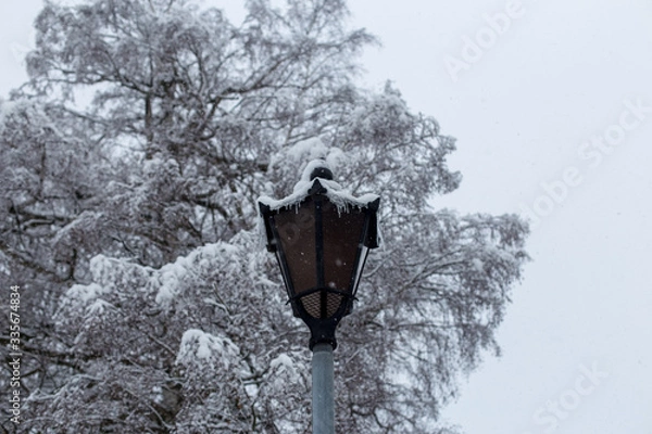 Obraz Winterliche Laterne mit Schnee und Eis