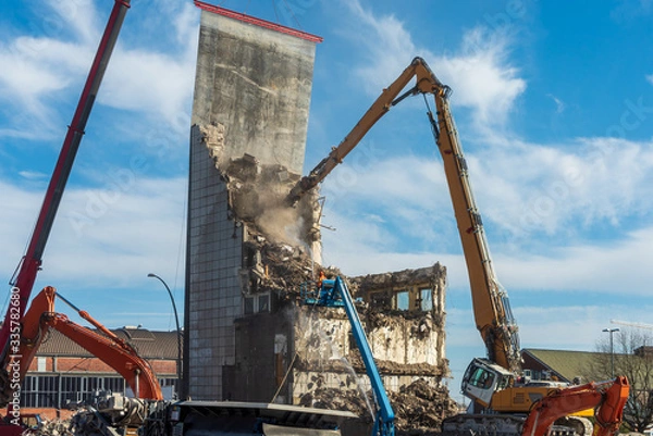 Obraz Bagger bei Abrissarbeiten eines Hochhauses