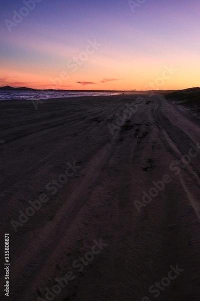 Obraz Samochodem po plaży
