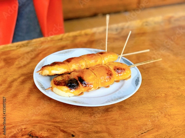 Fototapeta 焼きまんじゅうと呼ばれる、団子に甘い味噌ソースがかかった食べ物