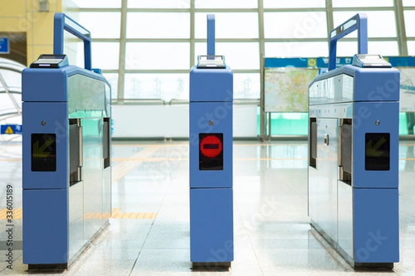 Fototapeta 기차역 안 출입구 모습