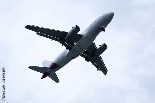Obraz ein Flugzeug im Landeanflug auf einen Flugplatz