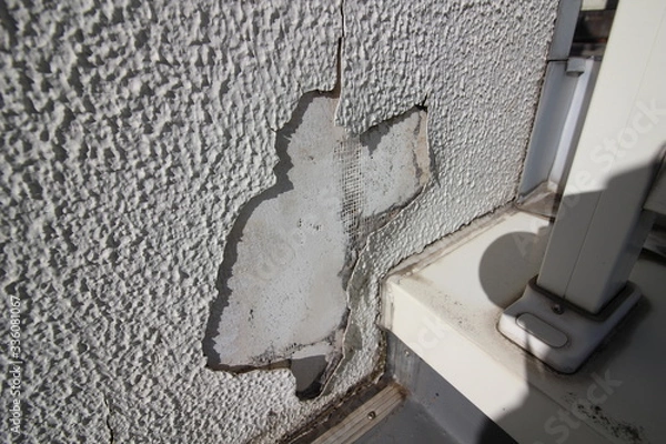 Obraz 劣化して剥がれてきたマンションの外壁