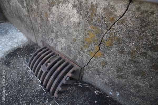 Obraz アスファルト防水(シンダーコンクリート)の劣化した排水溝