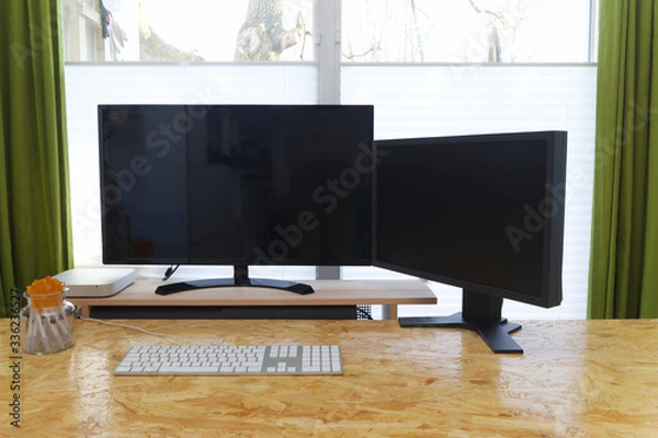 Fototapeta Moderner Arbeitsplatz zu Hause mit zwei Bildschirmen und einem Computer 