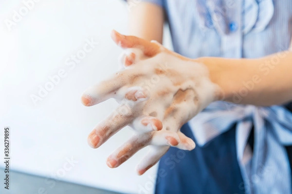 Fototapeta 手を洗う女性