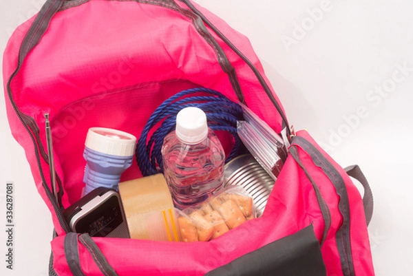 Obraz リュックサックに入れた防災グッズのアップ